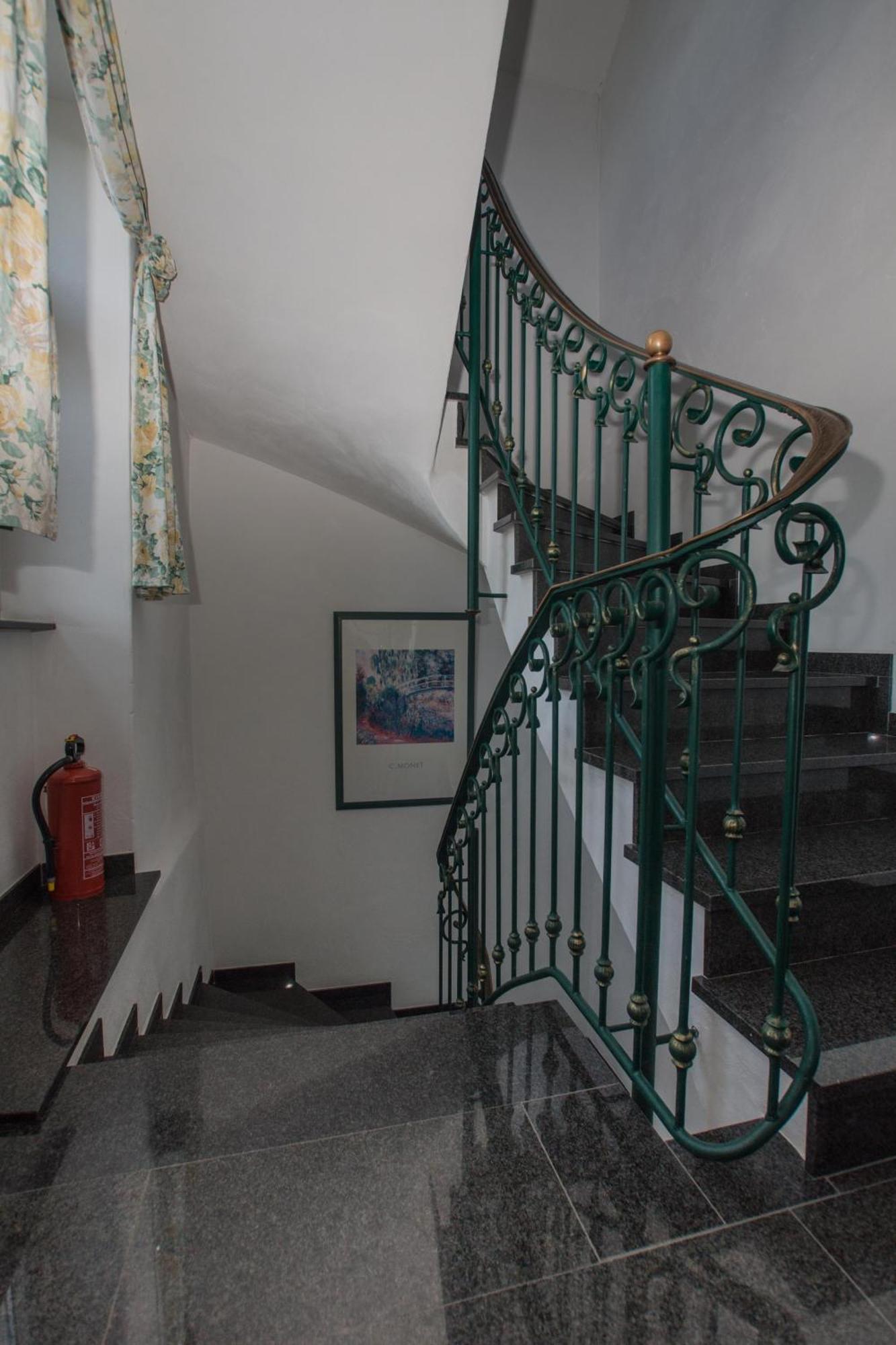 Moselland Hotel Im Enderttal Zum Onkel Willi Cochem Bagian luar foto